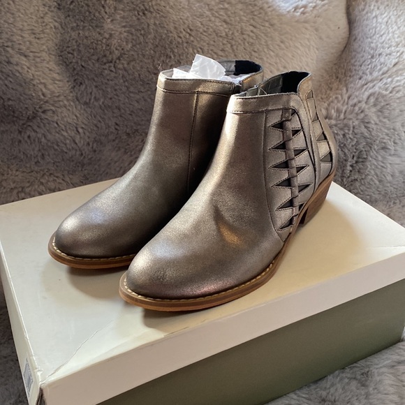 New girls pewter ankle bootie - Picture 2 of 6